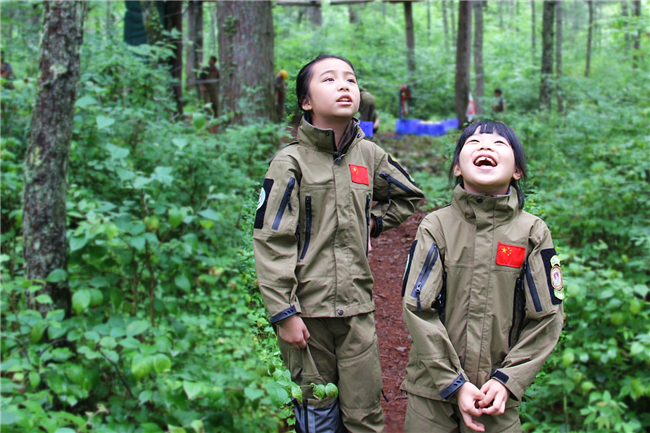 小孩经常玩手机应怎样去教育,孩子玩手机家长该如何正确教育