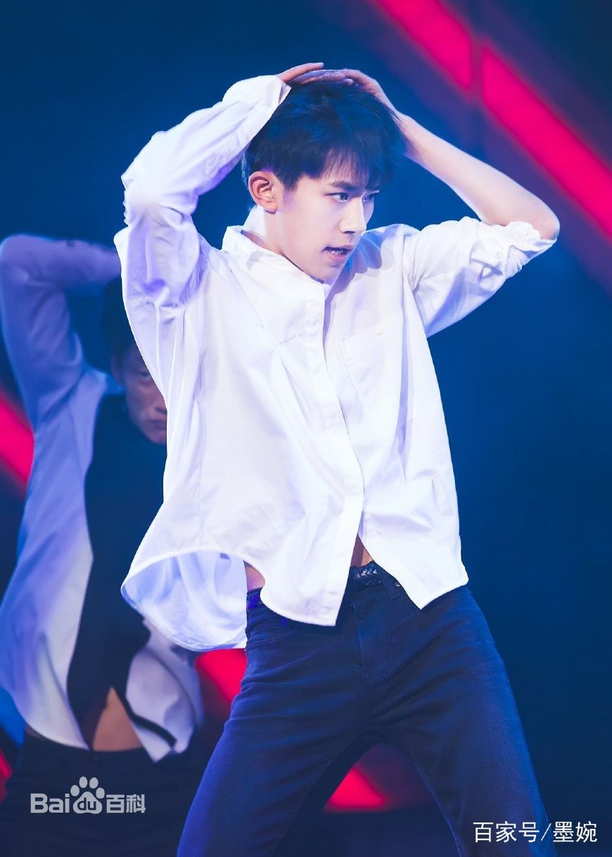 易烊千玺舞姿热烈利落控制力刚硬,易烊千玺热舞神场面