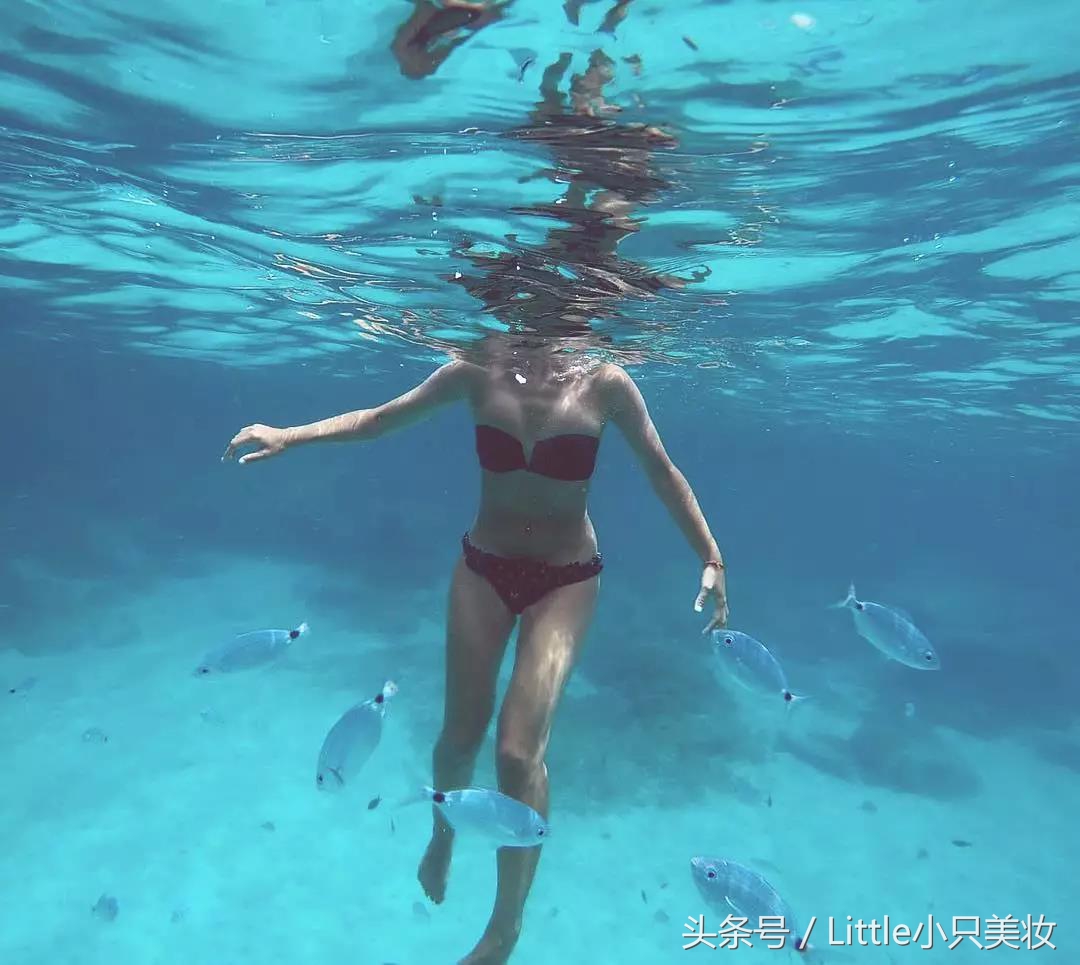 男生在女生的耳朵说悄悄话,男生和男生之间说悄悄话