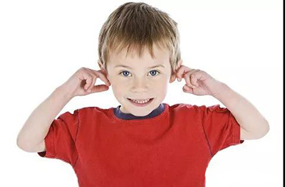 早上睡醒耳朵里有水是怎么回事,耳朵感觉有水但是干的怎么回事