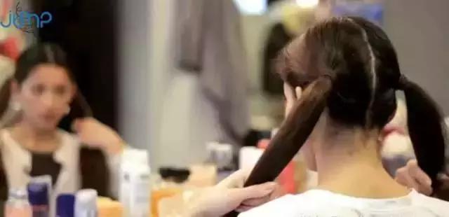 舞蹈发量少盘头教程,表演盘头的简单方法