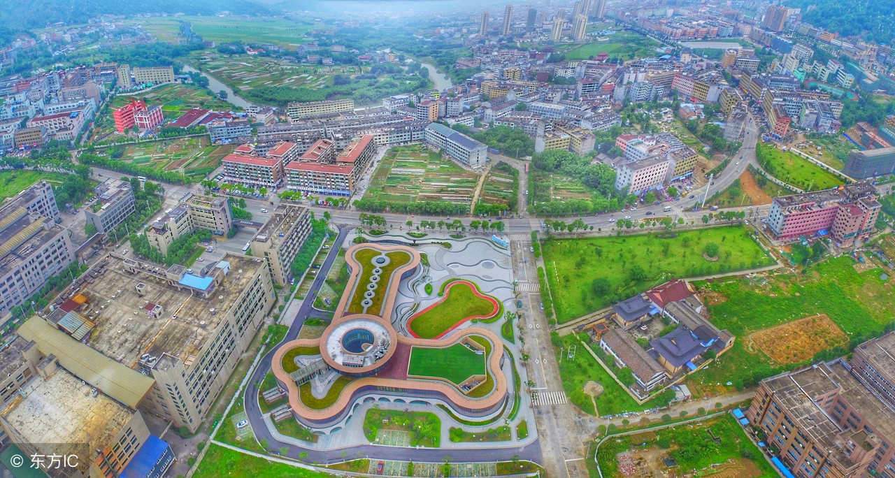 农村老家门口的服务升级，村小二不但免费代收，还免费送装家电！