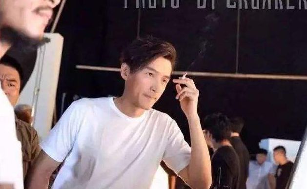 冯小刚抽多少钱的烟,冯小刚抽什么烟最贵