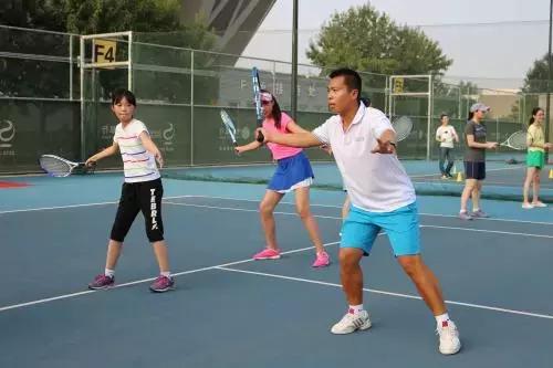 网球初学者如何练好打网球,网球的技巧视频教程