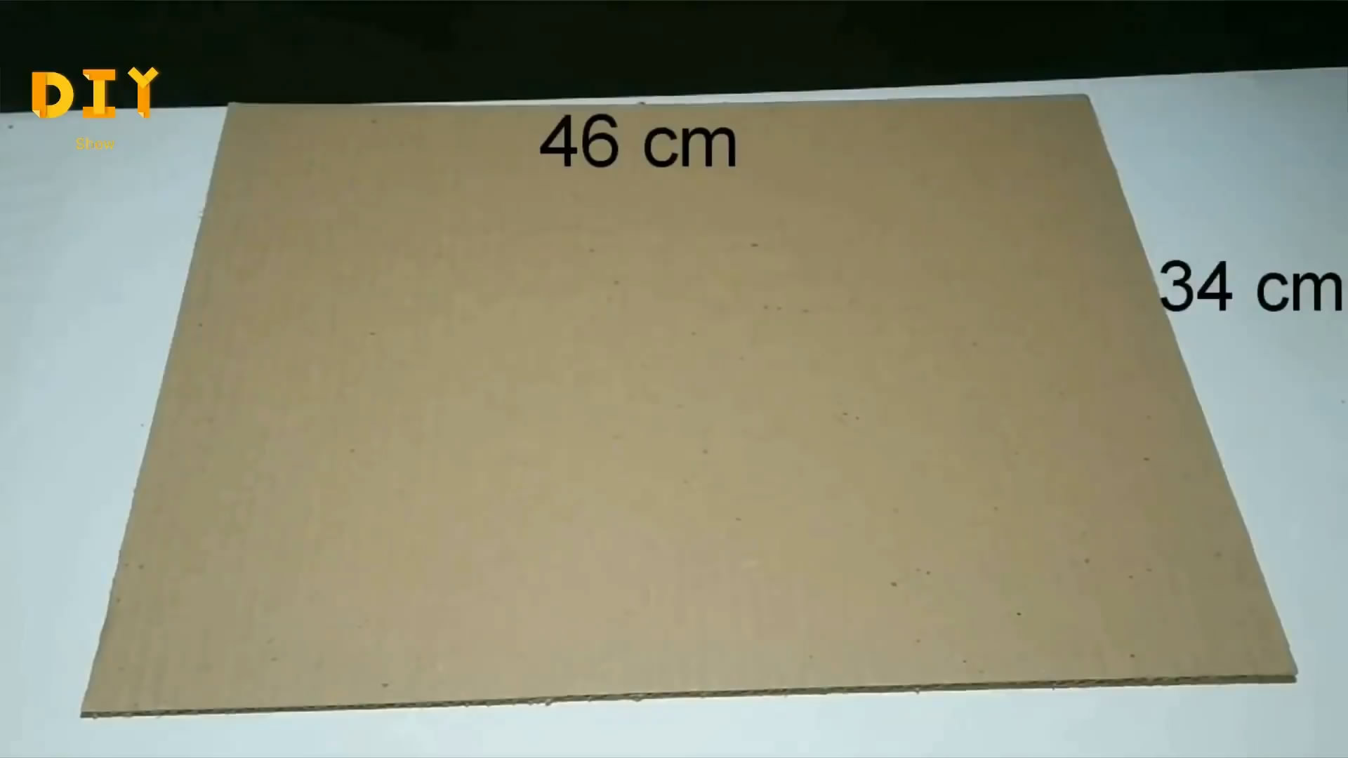 如何用纸板制作弹球游戏,手工达人用纸板自制足球游戏