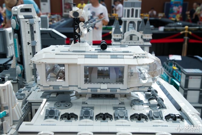 齐聚百名玩家的乐高作品展看高手们拼出一个未来世界