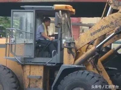 铲车最容易出的事故,泉州晋江小车撞土方车身亡