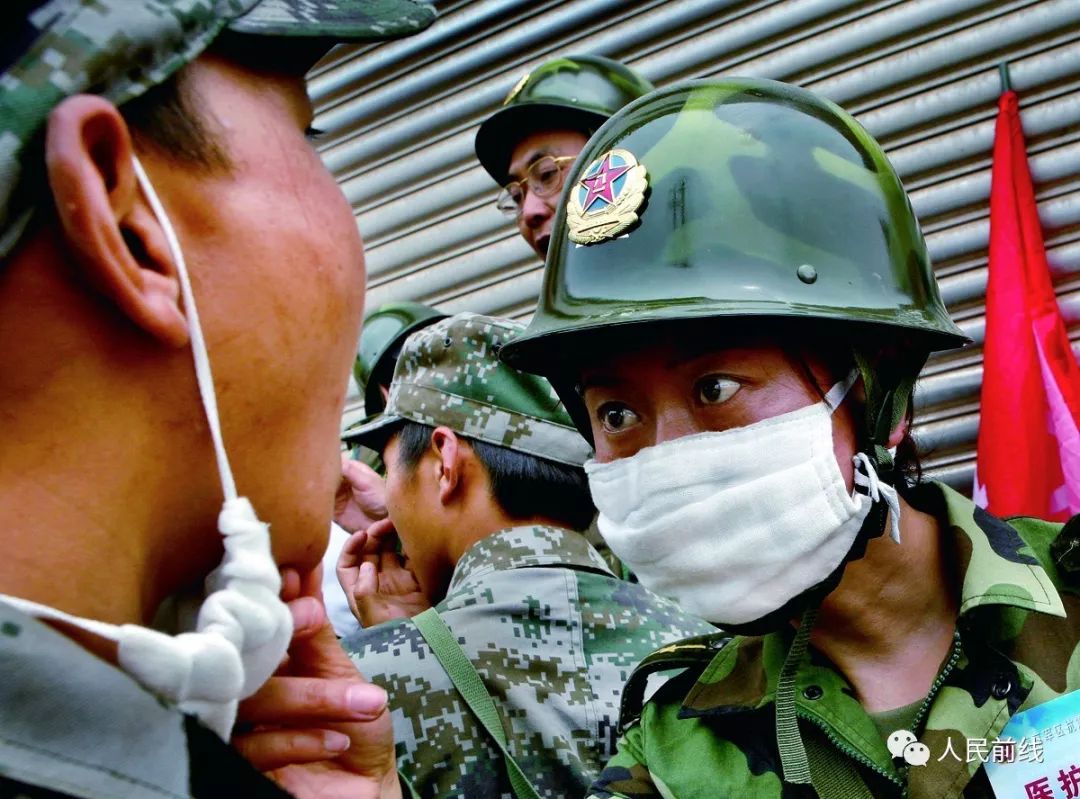 汶川抗震救灾真实影像,十年前汶川地震15名勇士跳伞