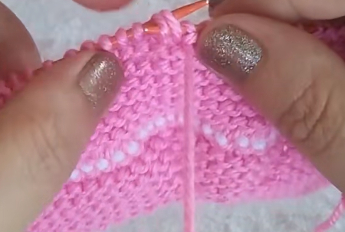 棒针编织宝宝鞋子教程方格款,棒针双色编织婴儿鞋的教程