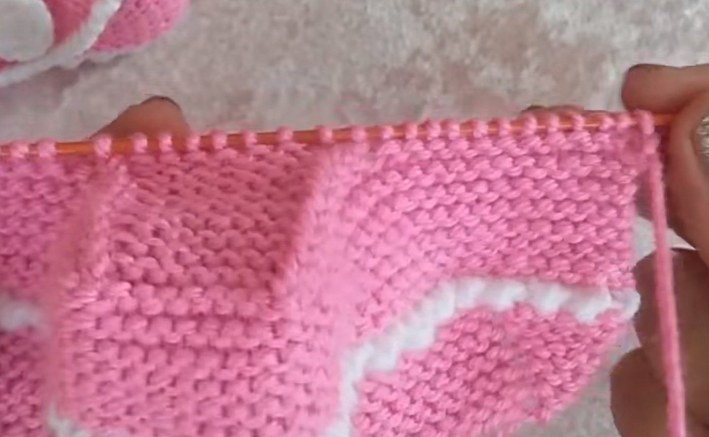 棒针编织宝宝鞋子教程方格款,棒针双色编织婴儿鞋的教程