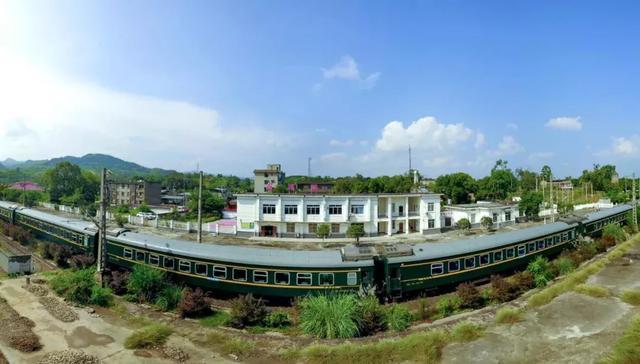 “五凤溪”旁的坝坝列车守车人——成昆铁路泥石流水害停运列车留守侧记