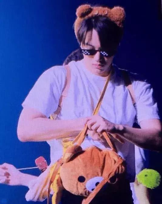 吴世勋边伯贤参加的中国节目,吴世勋边伯贤黑色西装参加活动