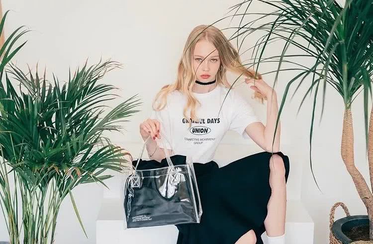 年轻人背帆布包,上班族背便宜的帆布包丢人吗