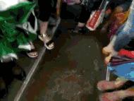 搞笑gif趣图哥们大街上别老秀恩爱,恩爱图片情侣拥抱gif