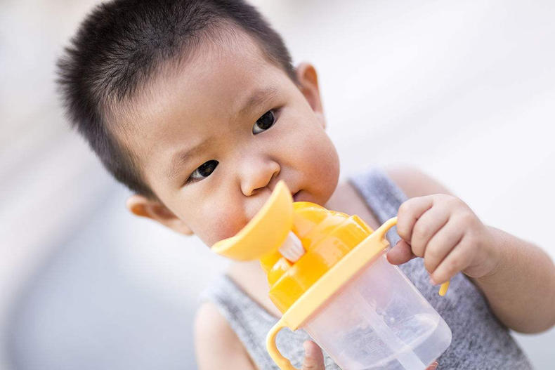 宝宝选吸管杯怎么选,什么样的吸管杯宝宝容易接受