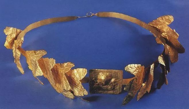 别低头王冠会掉下来,别低头王冠会掉到下一句