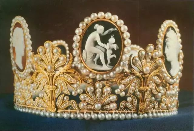 别低头王冠会掉下来,别低头王冠会掉到下一句