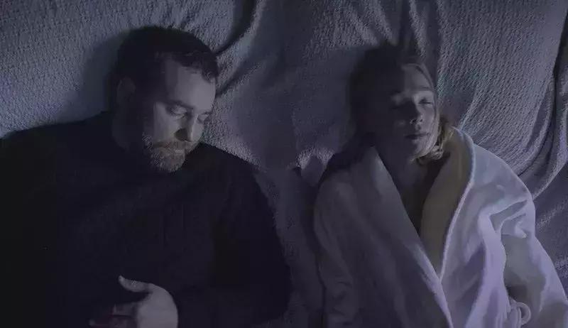 一部俄罗斯电影《无爱可诉》，妈妈，你花2块钱买一个避孕套吧！