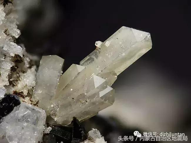 锆石替钻戒,可惜岳父是搞地质的……