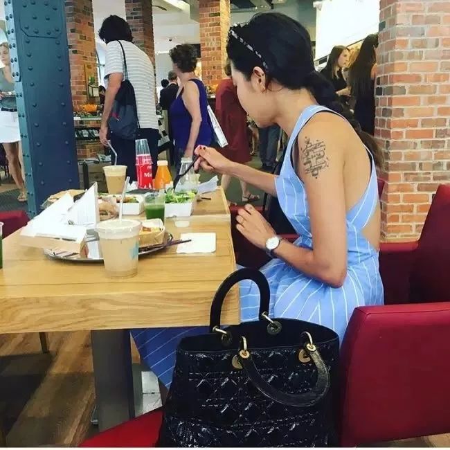 孔孝真穿的裙子,孔孝真穿着启示录