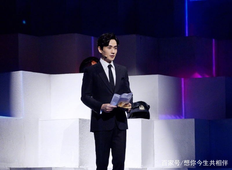 朱一龙对她说:咱俩一起过节吧!然后粉丝们的反应太火爆了