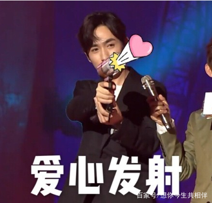 朱一龙对她说:咱俩一起过节吧!然后粉丝们的反应太火爆了