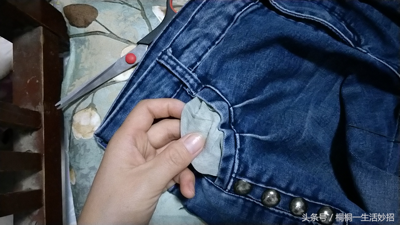 牛仔裤裤兜总往外翻是什么原因,裤兜外翻太尴尬教你一招搞定