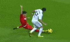 足球防守球员禁区内假摔,足球假摔搞笑锦集视频在线观看