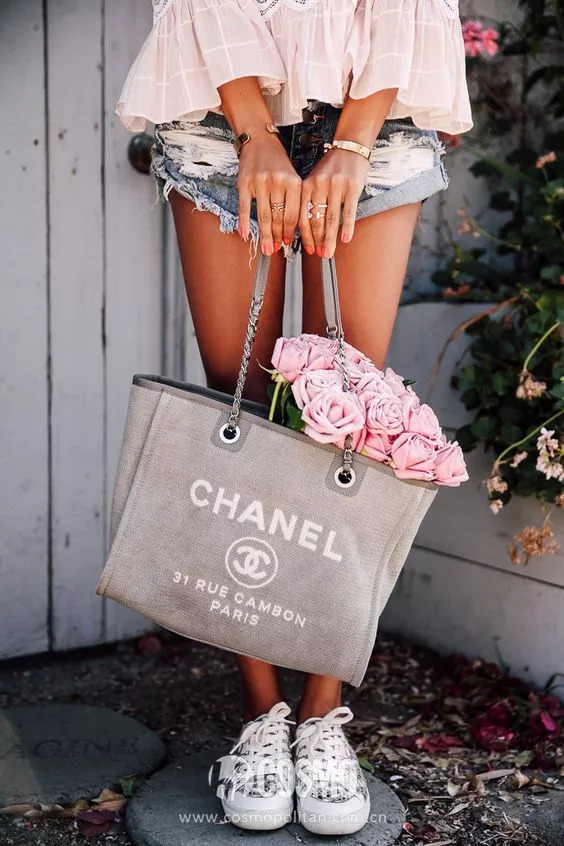 一款给杨幂穿火的包包,杨幂同款牛仔lv包