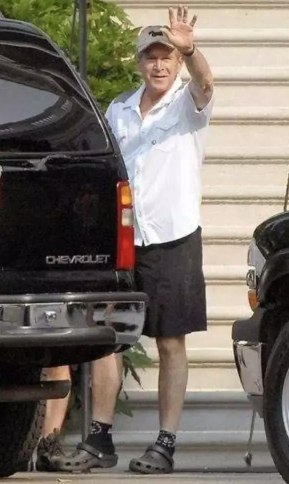 crocs洞洞鞋真得不闷脚吗,crocs洞洞鞋真的不臭脚