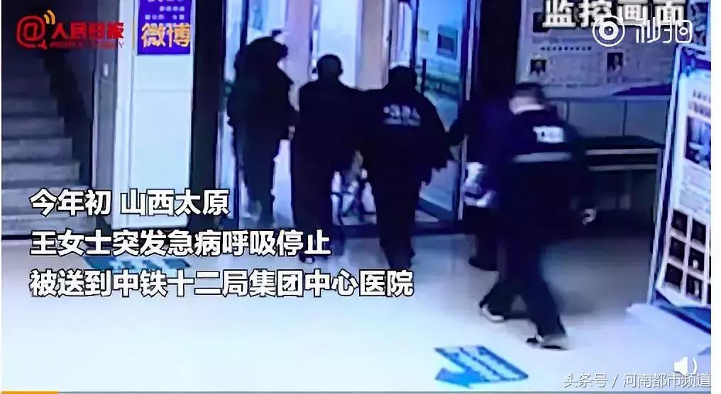 男生双膝下跪的视频,男子下跪感动无数人