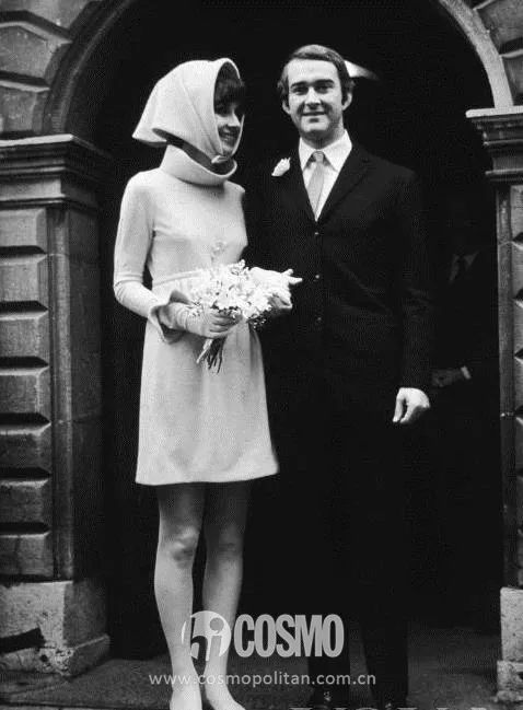 时髦办｜这位法国造型师穿衬衫结婚了，让我想起了赫本的头巾