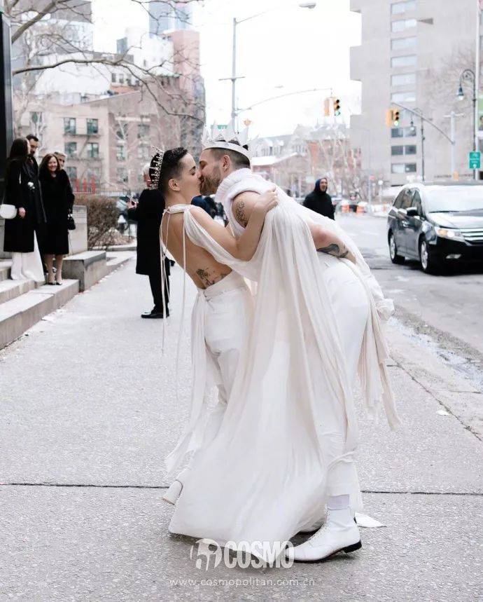 时髦办｜这位法国造型师穿衬衫结婚了，让我想起了赫本的头巾