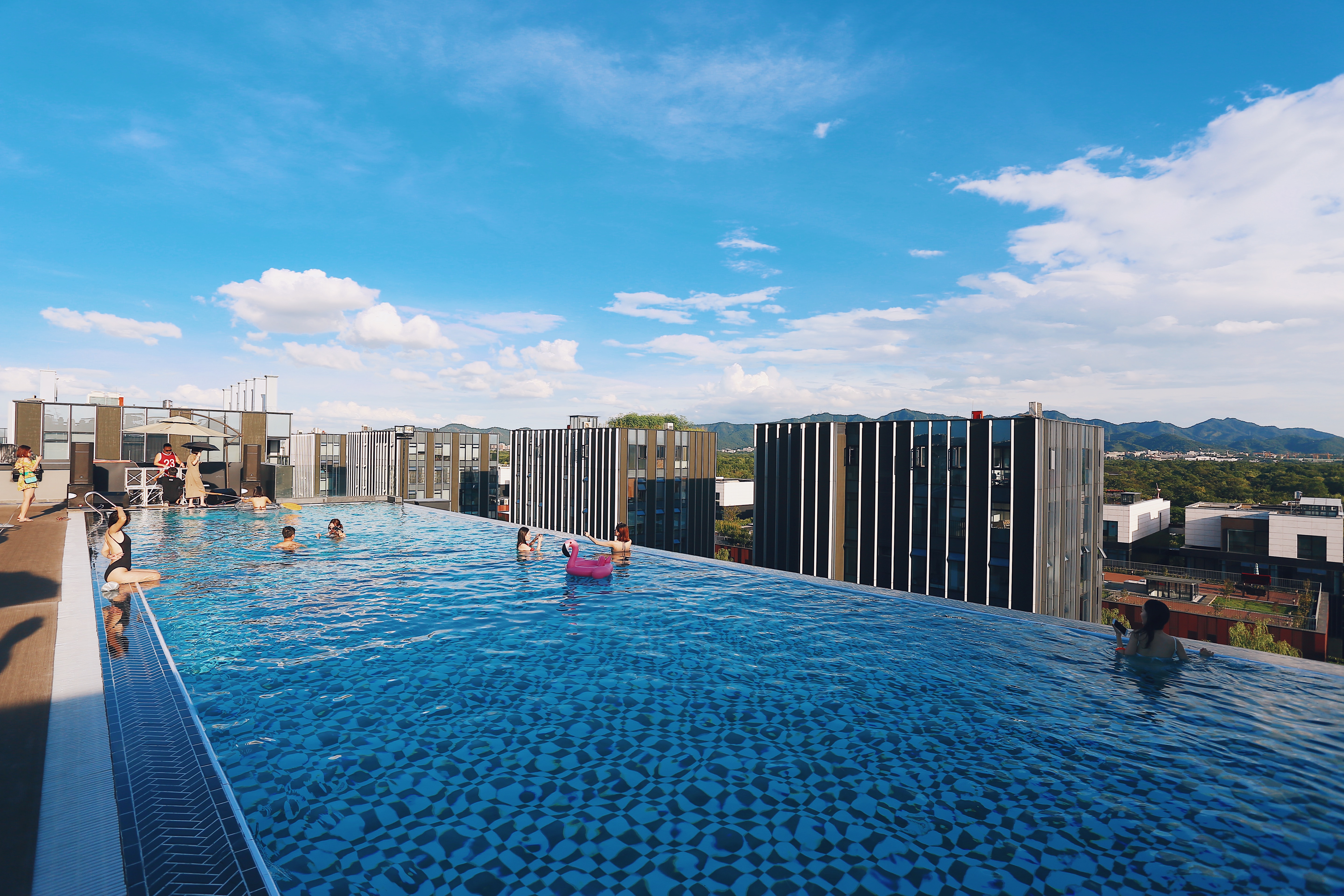 杭州网红打卡露天游泳池,无边泳池网红打卡视频