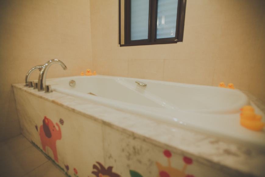 白塑料浴缸发黄了用什么药水洗白,浴缸发黄掉漆清理妙招