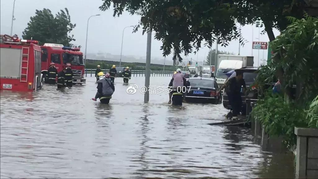 逆行的身影令人泪目,暴雨中逆行的身影