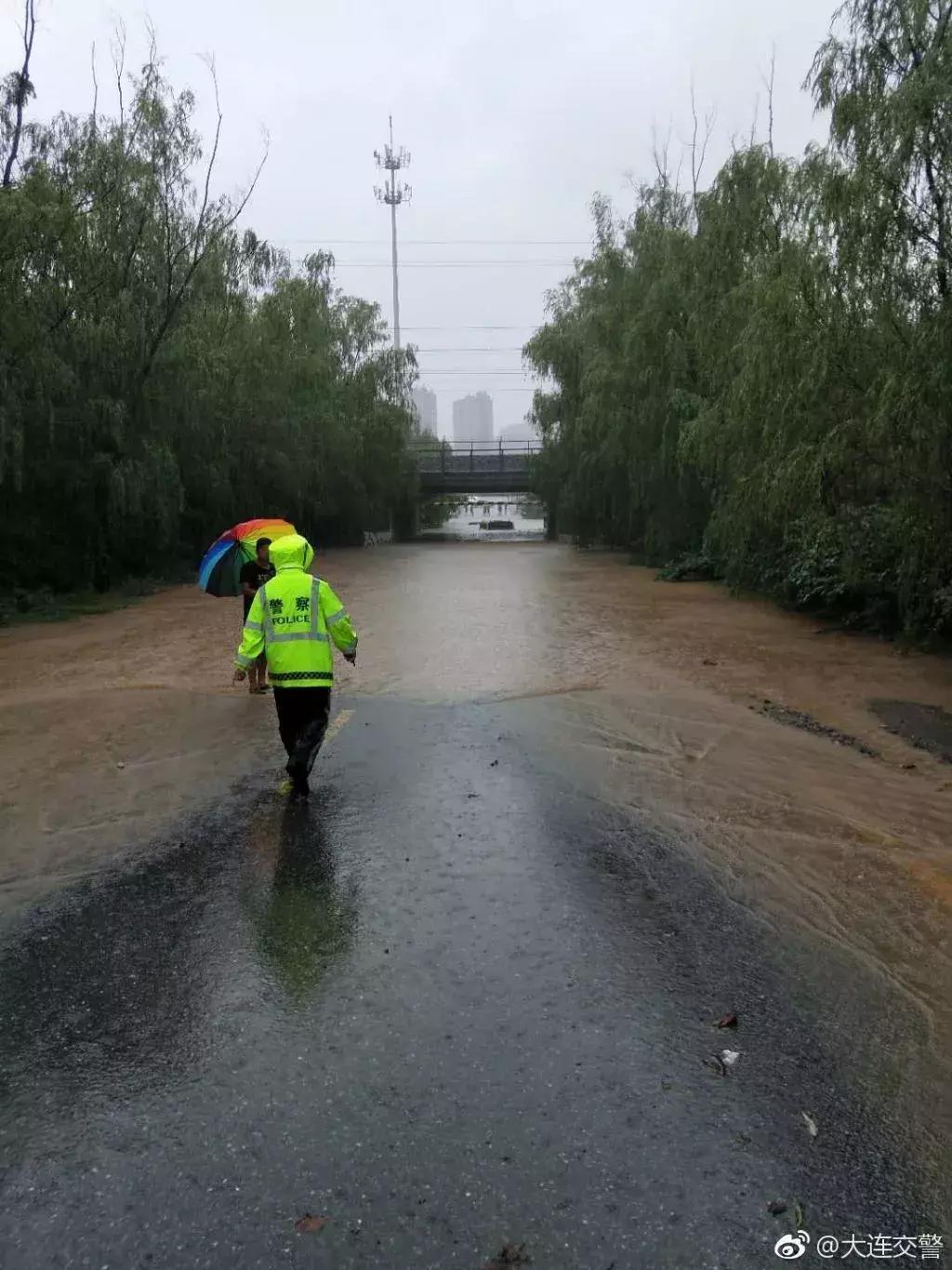 逆行的身影令人泪目,暴雨中逆行的身影