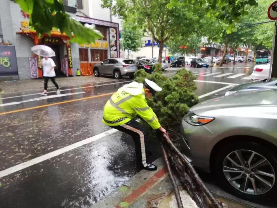 逆行的身影令人泪目,暴雨中逆行的身影