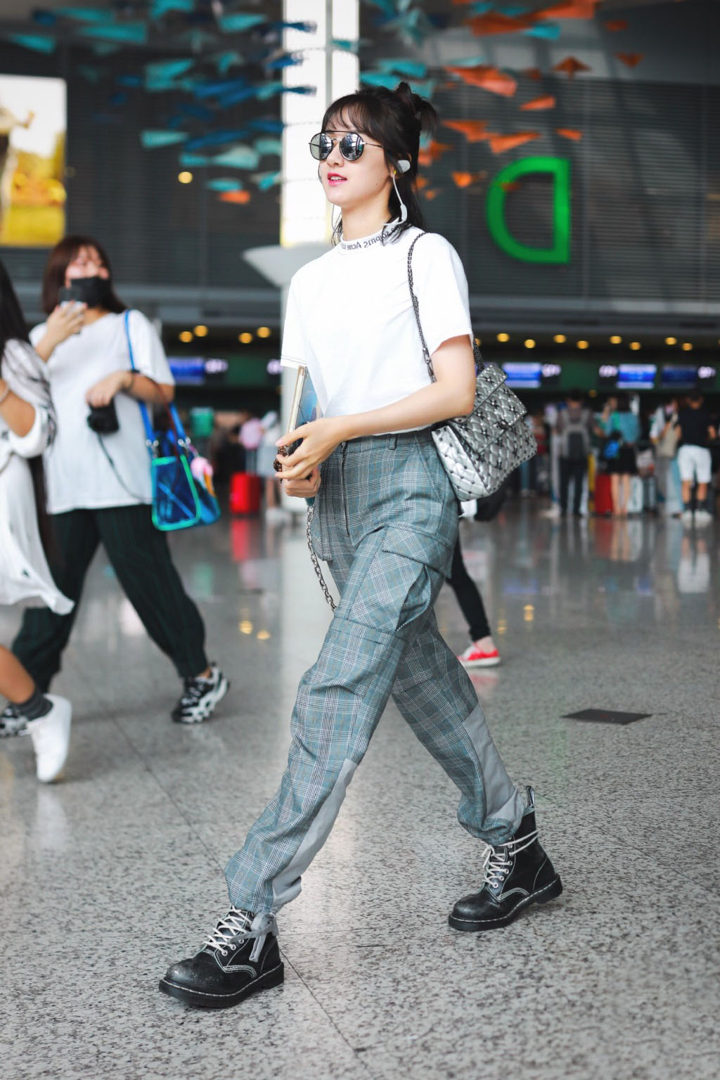 袁冰妍同款低丸子头,袁冰妍牛仔裤搭配露脐装机场行走