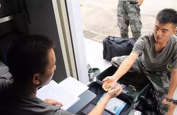 义务兵一期士官退伍能拿多少钱,义务兵和一期士官退伍费区别