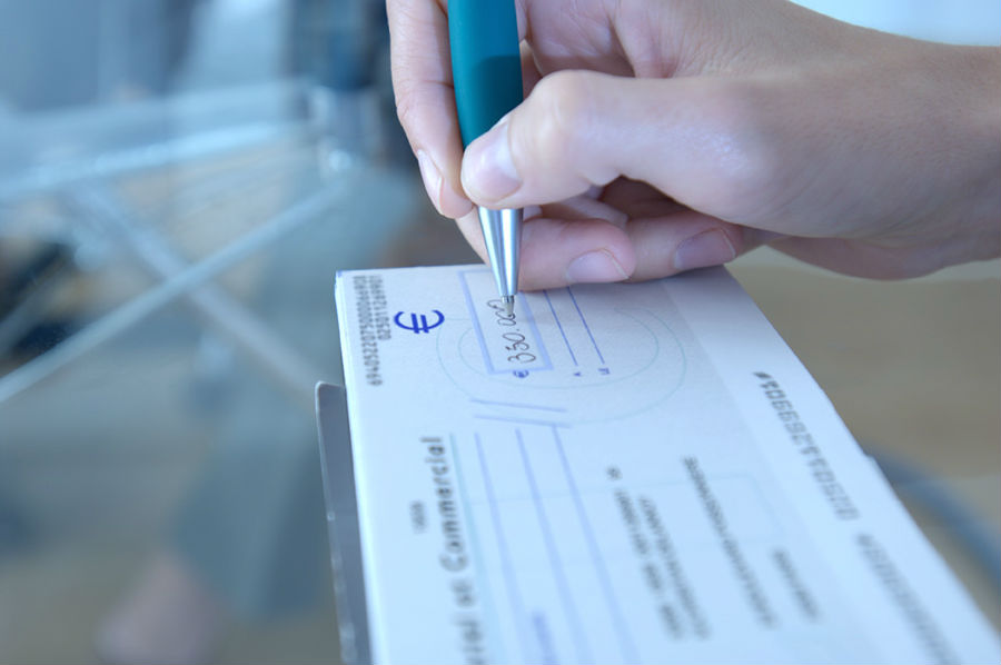 拿到支票忘了兑现了怎么办,支票逾期未兑付怎么处理