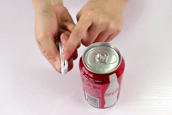 易拉罐拉环断了怎么开?别着急,只需一张纸就能轻松打开,超实用