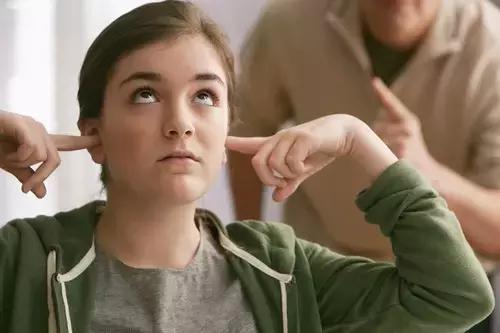 孩子遇到叛逆期家长该如何应对,初二学生叛逆期家长怎么应对