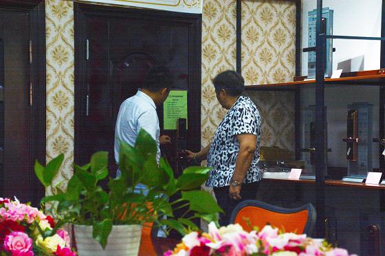 单仁资讯总裁刘宏莅临皇迪智能锁进行参观