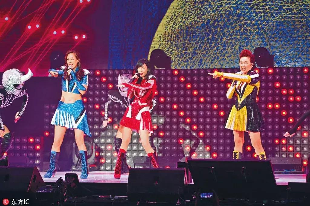 周慧敏20到51岁女神也老了,周慧敏51岁还是很年轻