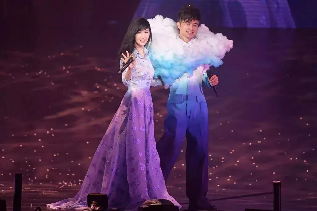 周慧敏20到51岁女神也老了,周慧敏51岁还是很年轻