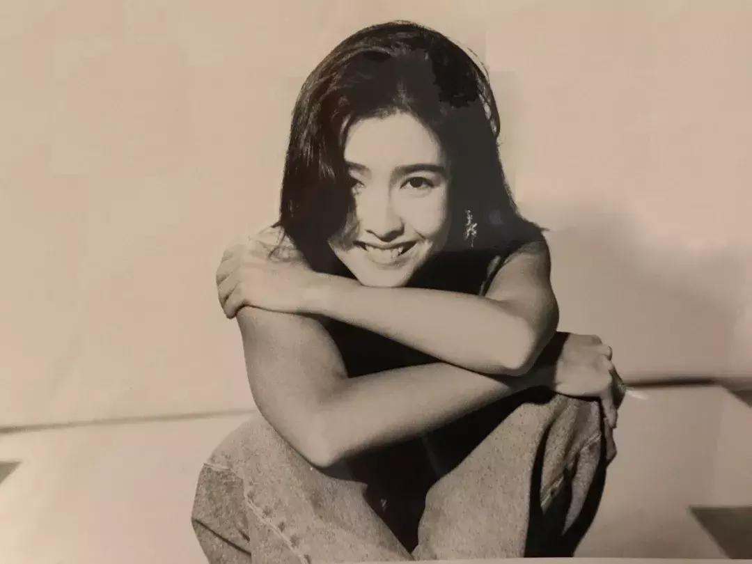 周慧敏20到51岁女神也老了,周慧敏51岁还是很年轻