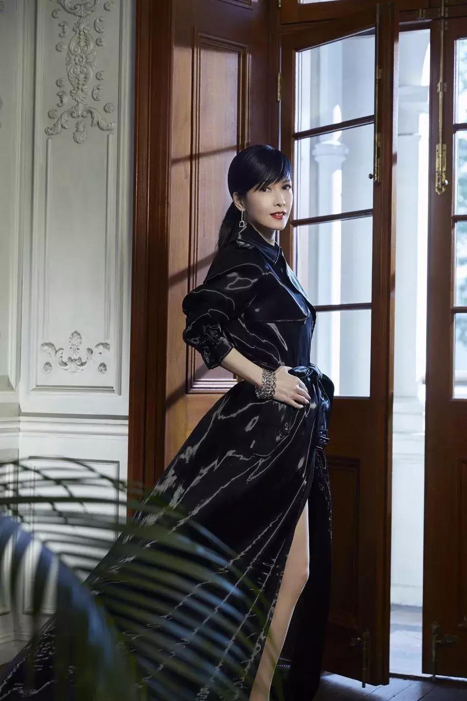 周慧敏20到51岁女神也老了,周慧敏51岁还是很年轻