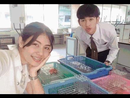 最近比较火的牙套妹教你拍照,牙套妹怎么拍艺术照好看