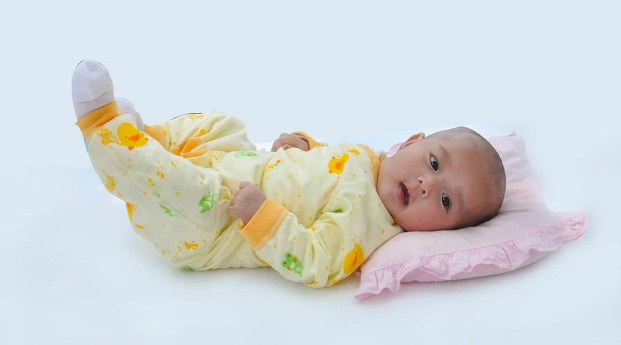 宝宝多大可以用塑料枕头,宝宝多大会使用正确的枕头